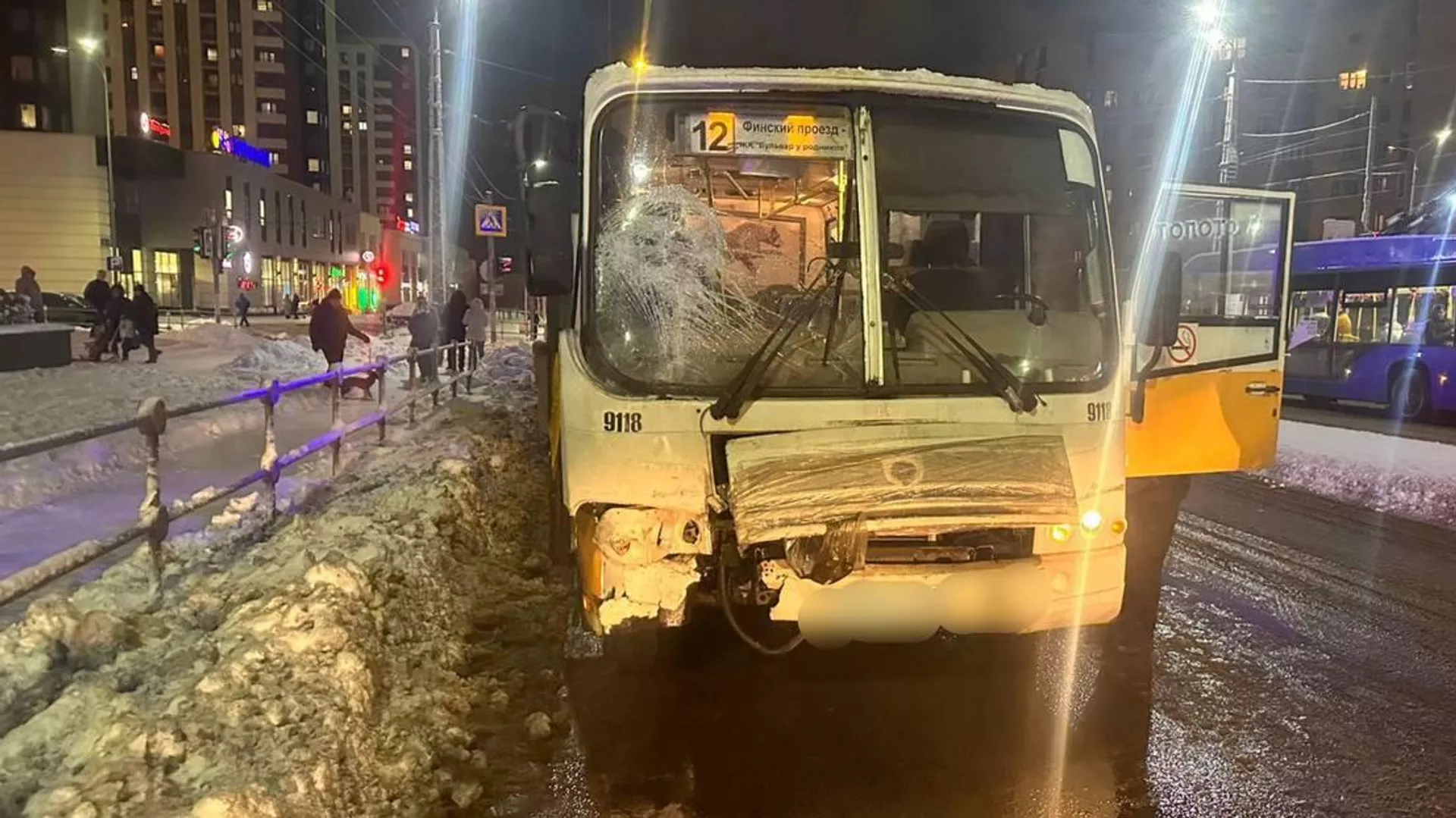 В Петрозаводске маршрутка въехала в столб, пострадали дети