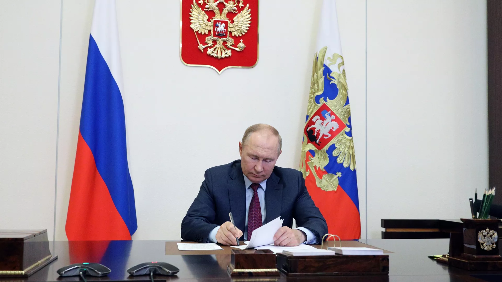 Путин наградил многодетных матерей из 18 регионов Путин наградил многодетных матерей из 18 регионов